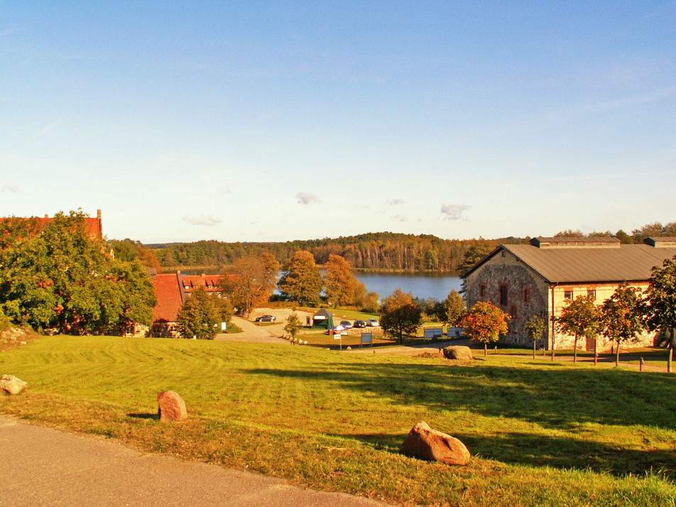 Festspielscheune und See in Ulrichshusen