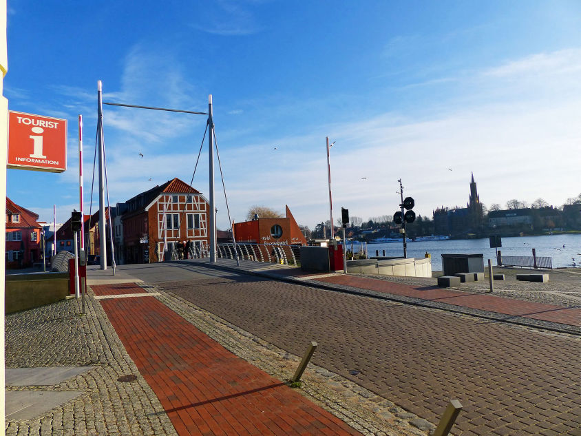 An der Drehbrücke mit Blick zum Kloster Malchow